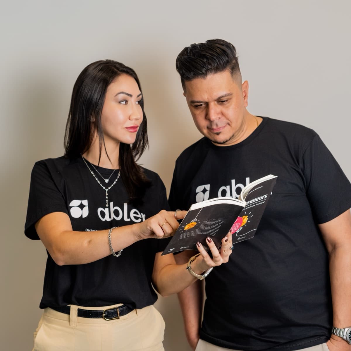 Duas pessoas do time abler lendo um e-book juntas